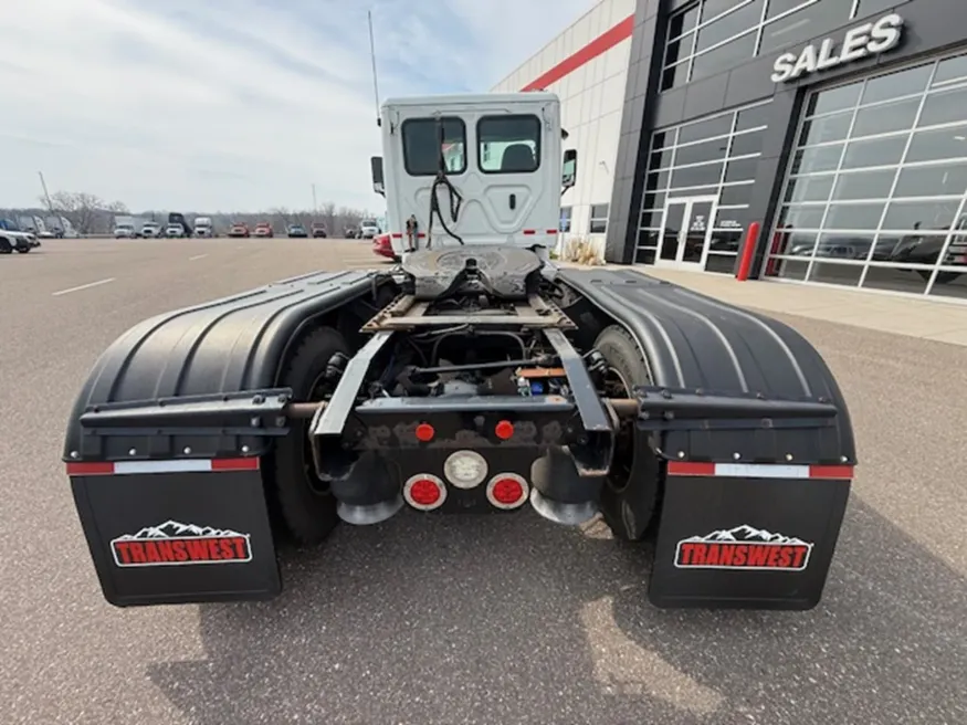 2020 Freightliner Cascadia 113 | Photo 4 of 10