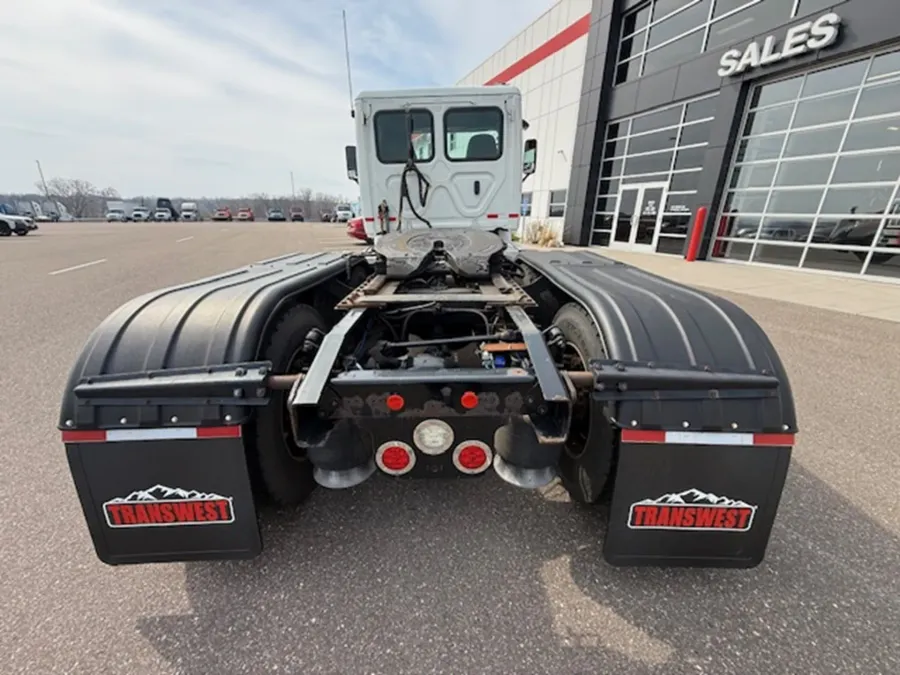 2020 Freightliner Cascadia 113 | Photo 4 of 10