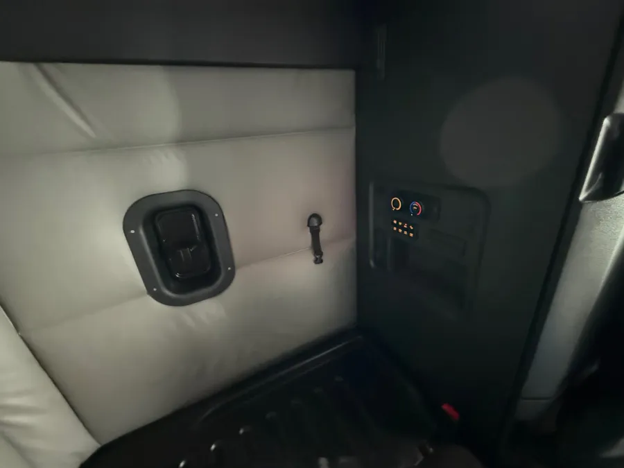 2022 Freightliner Cascadia | Photo 13 of 14