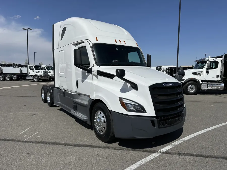 2022 Freightliner Cascadia 126 | Photo 3 of 21