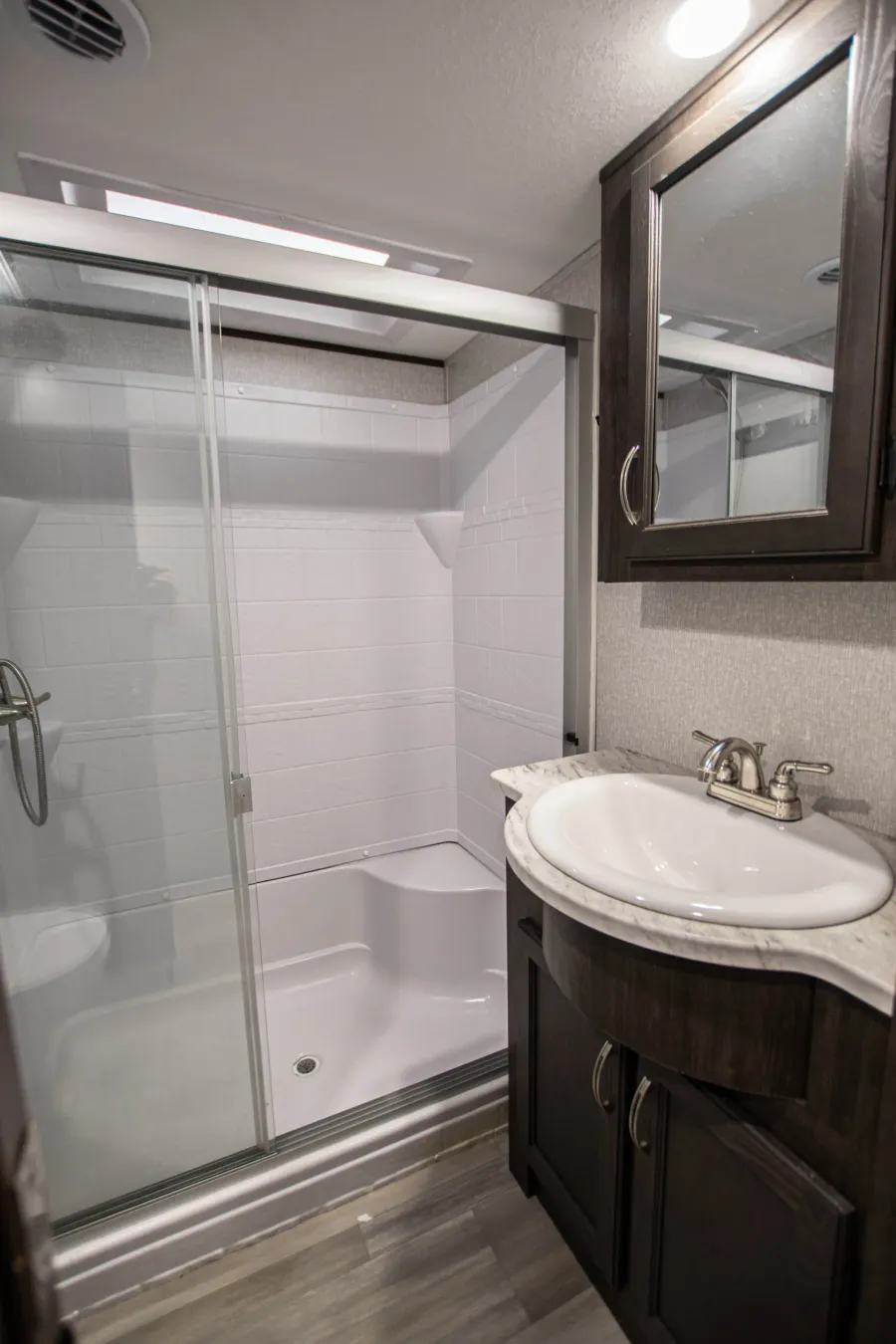 2022 Coachmen Brookstone 398MBL | Photo 23 of 27