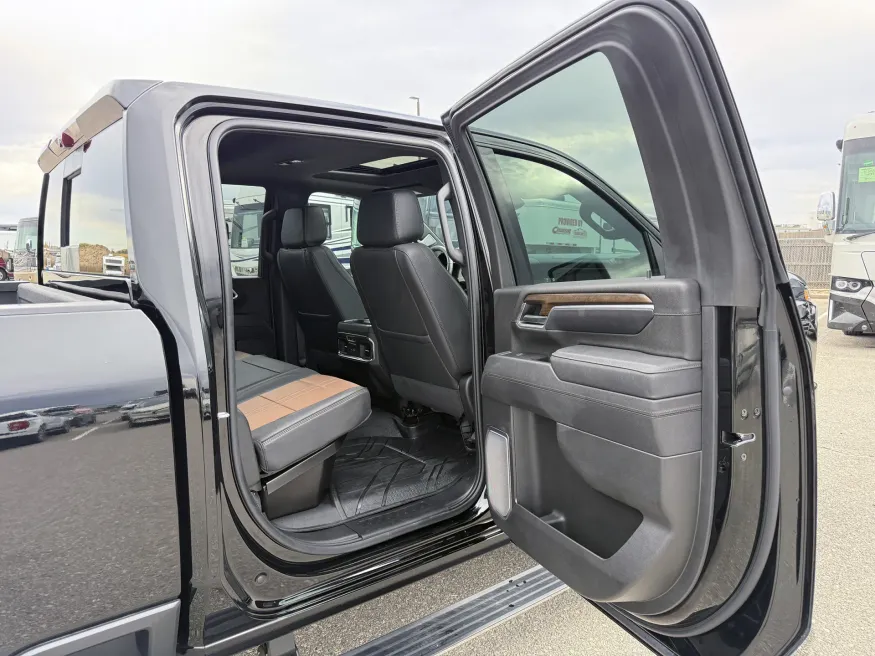 2025 Chevrolet Silverado 3500HD High Country | Photo 17 of 23