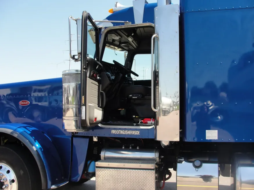 2022 Peterbilt 389 | Photo 9 of 23