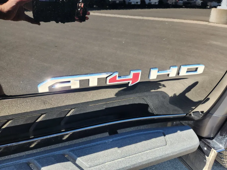 2025 GMC Sierra 2500HD AT4 | Photo 19 of 33