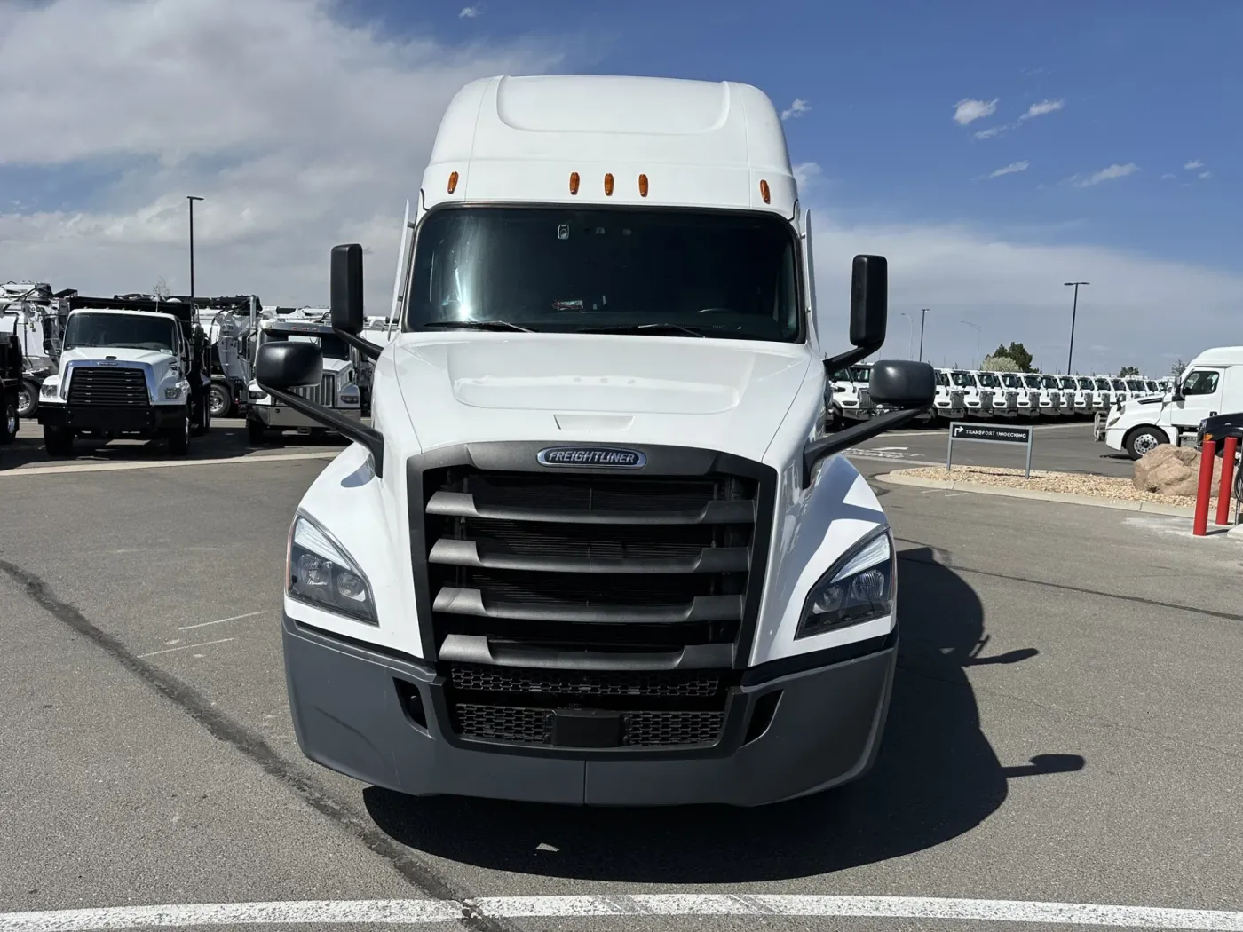 2022 Freightliner Cascadia 126 | Photo 2 of 21