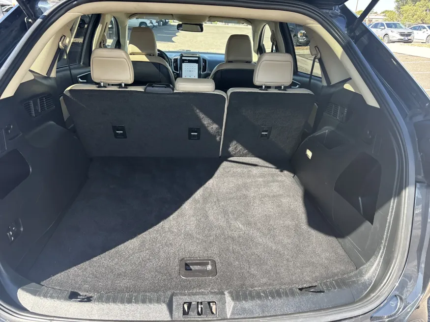 2022 Ford Edge SEL | Photo 8 of 19