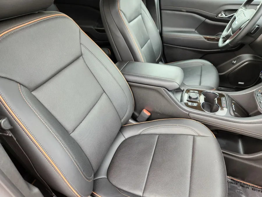 2023 GMC Acadia AT4 | Photo 13 of 27