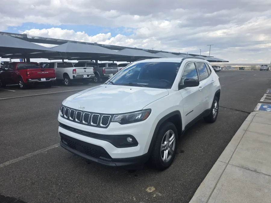 2024 Jeep Compass Latitude | Photo 3 of 21