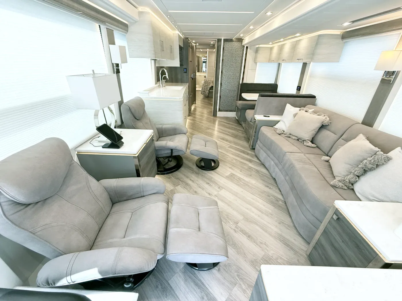 2023 Emerald Prevost H3-45 Triple Slide | Photo 3 of 35