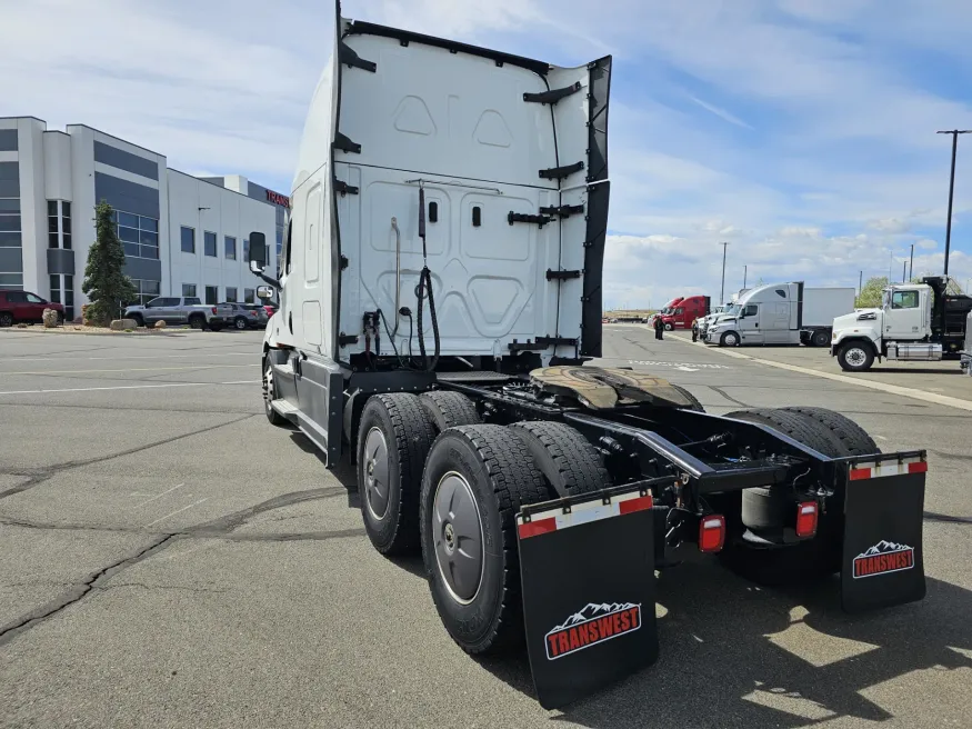 2024 Freightliner Cascadia 126 | Photo 6 of 23