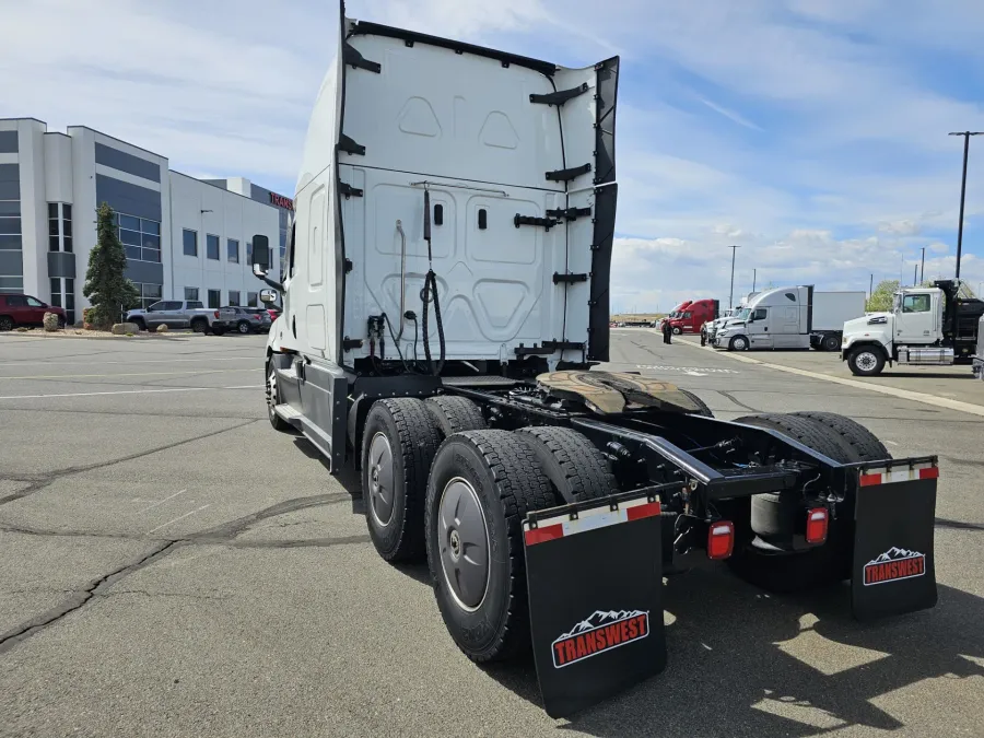 2024 Freightliner Cascadia 126 | Photo 6 of 23