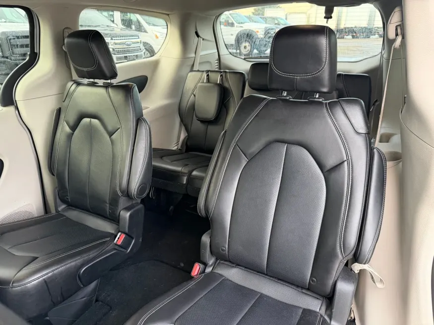 2024 Chrysler Pacifica | Photo 15 of 24