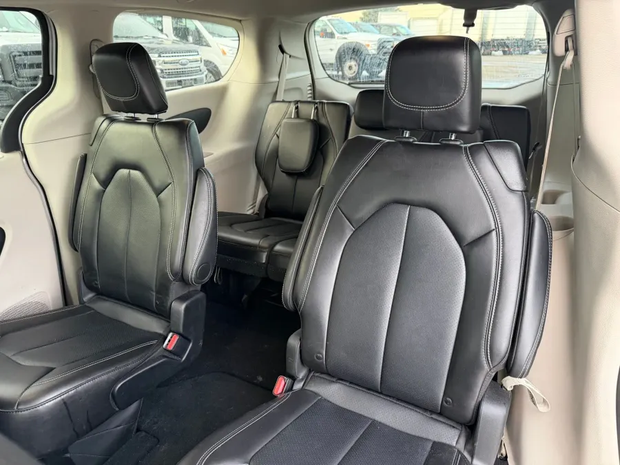 2024 Chrysler Pacifica | Photo 15 of 24