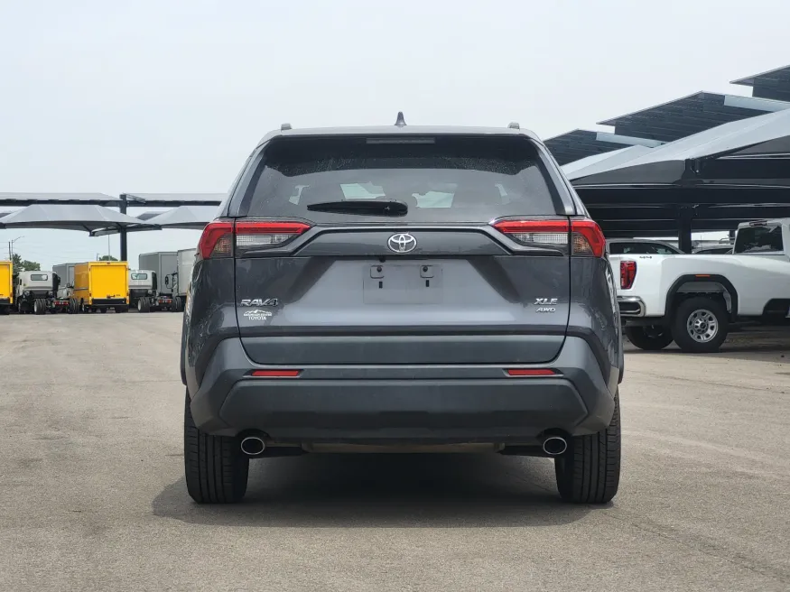 2020 Toyota RAV4 XLE | Photo 5 of 26