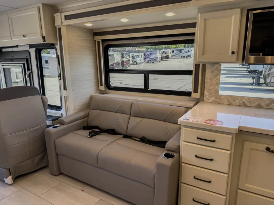 2026 Tiffin Allegro Red 37BA | Photo 14 of 28