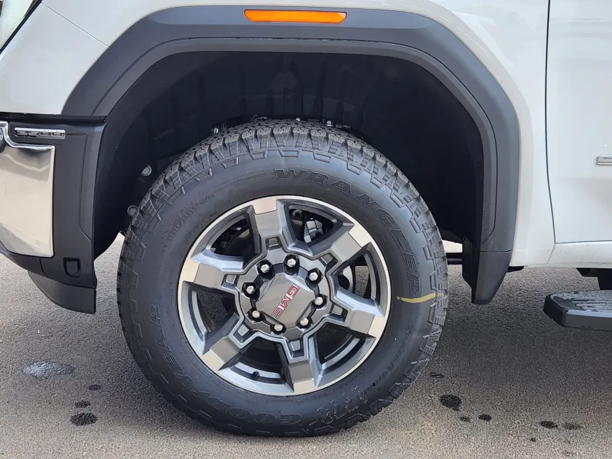 2025 GMC Sierra 2500HD SLT | Photo 22 of 32