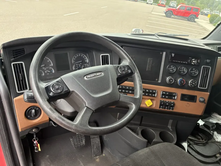 2019 Freightliner Cascadia 126 | Photo 7 of 10