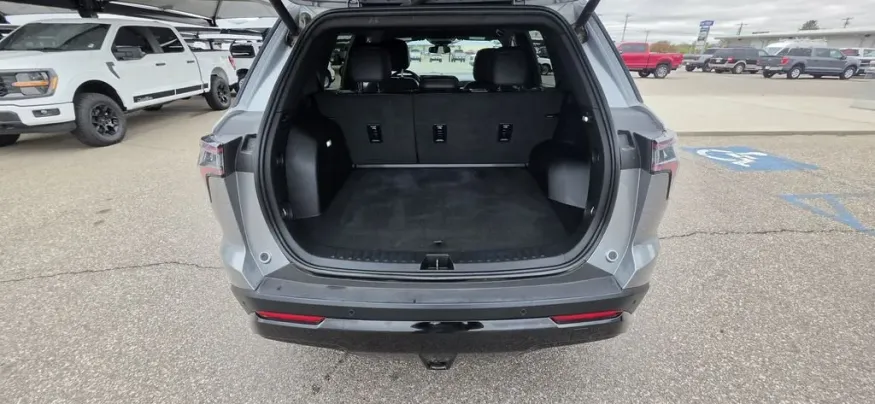 2025 Chevrolet Equinox | Photo 8 of 28