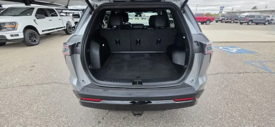 2025 Chevrolet Equinox | Photo 8 of 28