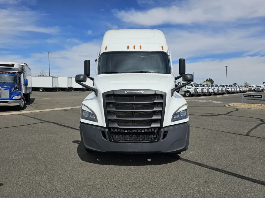2023 Freightliner Cascadia | Photo 2 of 20