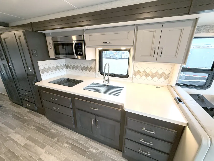 2025 Thor Palazzo GT 33.6 | Photo 11 of 30