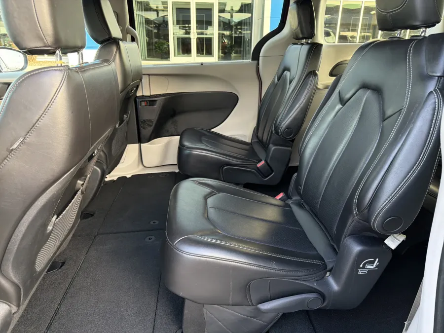 2023 Chrysler Pacifica Touring L | Photo 11 of 23