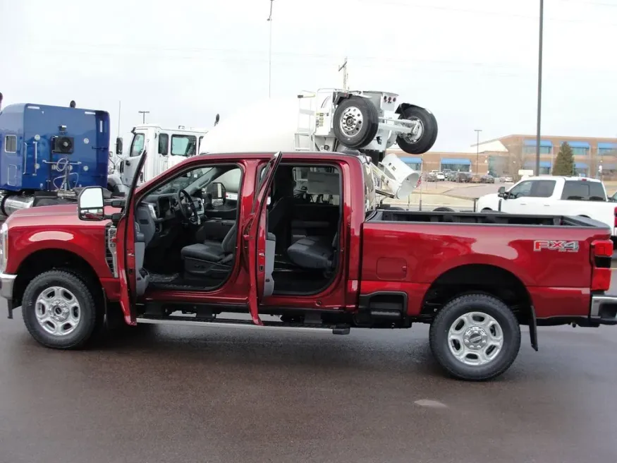 2026 Ford Super Duty F-250 XLT | Photo 16 of 26