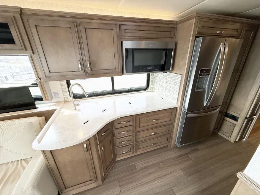 2022 Newmar Canyon Star 3722 | Photo 10 of 28