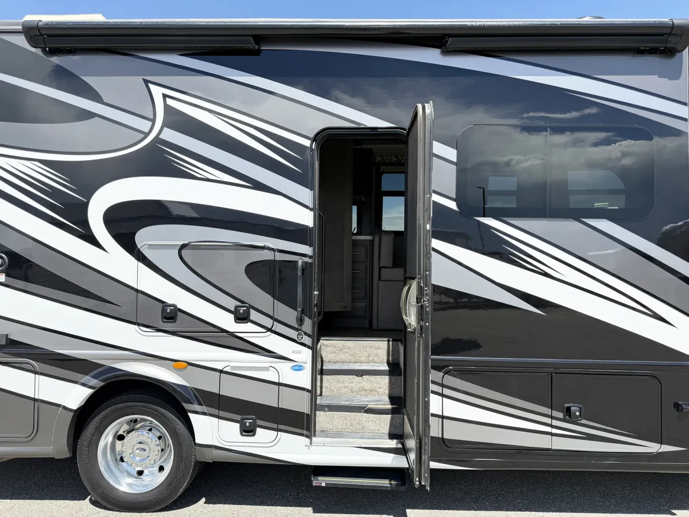 2021 Thor Omni XG32 | Photo 3 of 26