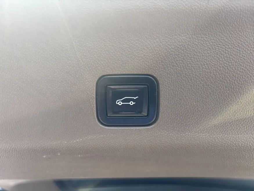 2022 GMC Yukon Denali | Photo 10 of 25