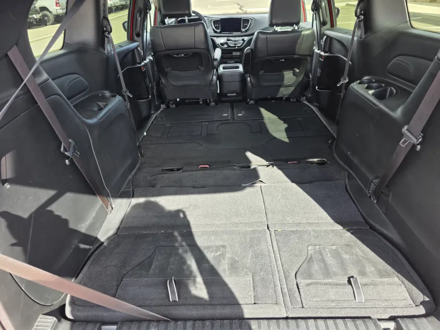 2025 Chrysler Pacifica Select | Photo 11 of 30