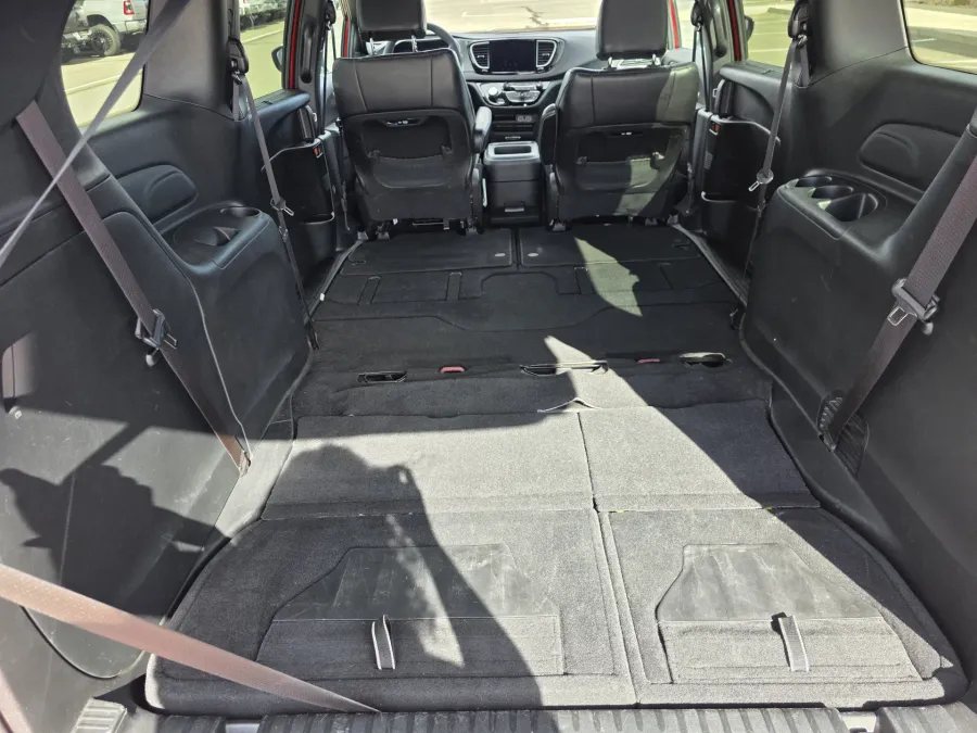 2025 Chrysler Pacifica Select | Photo 11 of 30