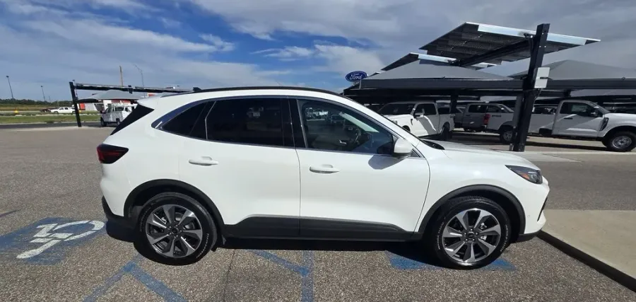 2023 Ford Escape | Photo 4 of 35