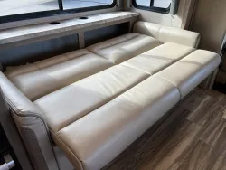 2022 Thor Four Winds 27R | Thumbnail Photo 18 of 37