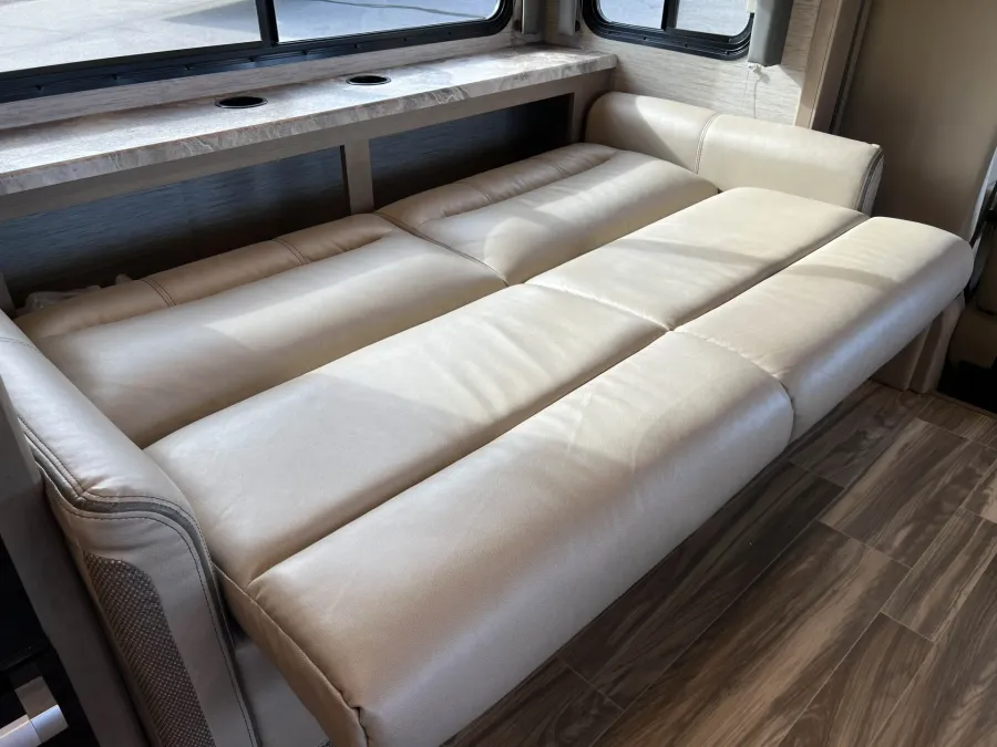 2022 Thor Four Winds 27R | Photo 18 of 37