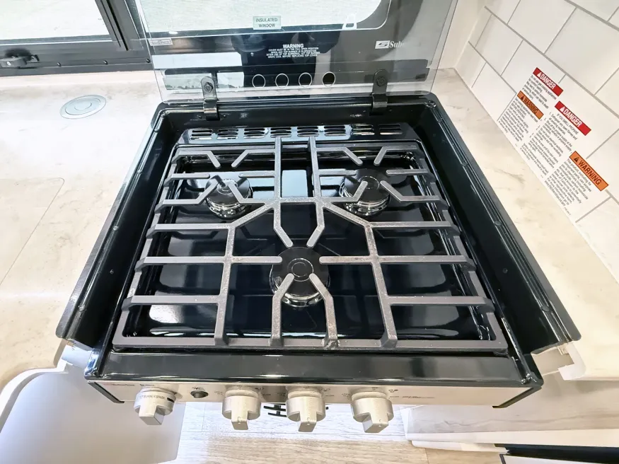 2024 Dynamax Isata 28SS | Photo 10 of 24