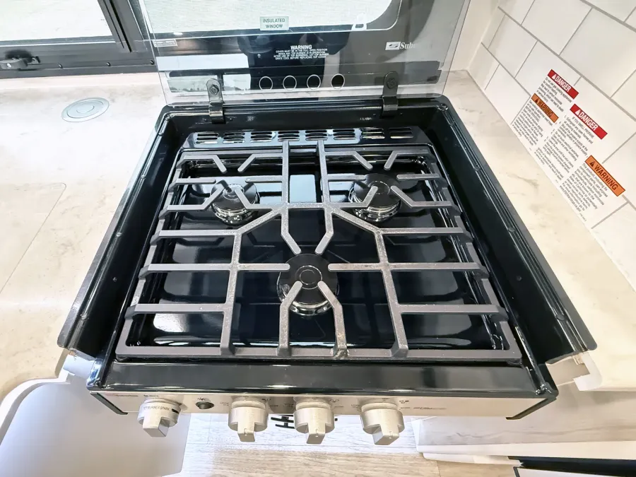 2024 Dynamax Isata 28SS | Photo 10 of 24