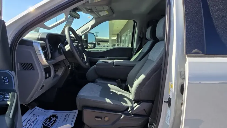 2025 Ford Super Duty F-250 | Photo 13 of 26