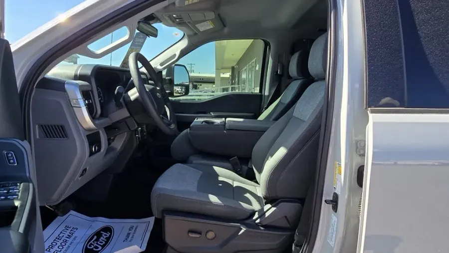 2025 Ford Super Duty F-250 | Photo 13 of 26