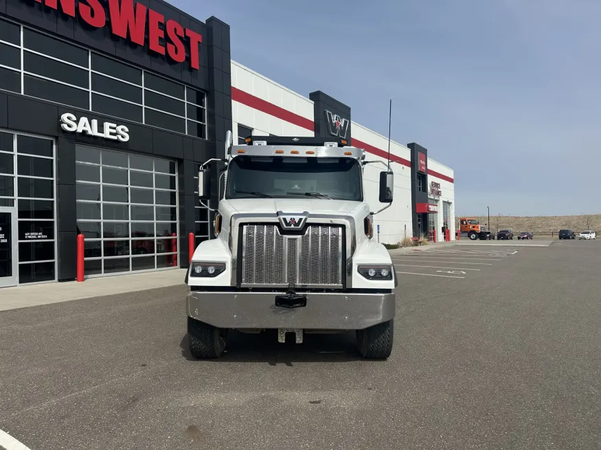 2027 Western Star 47X | Photo 2 of 15