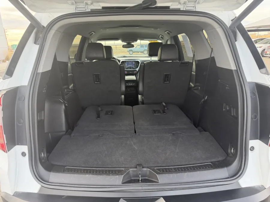 2023 GMC Acadia SLT | Photo 9 of 22