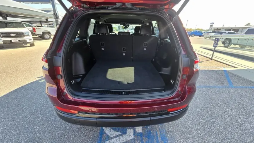 2024 Jeep Grand Cherokee | Photo 8 of 31