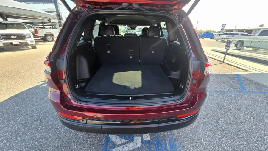 2024 Jeep Grand Cherokee | Photo 8 of 31