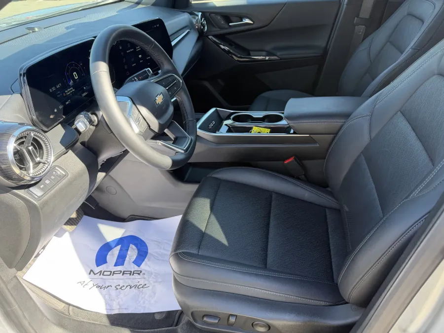 2025 Chevrolet Equinox AWD LT | Photo 13 of 20