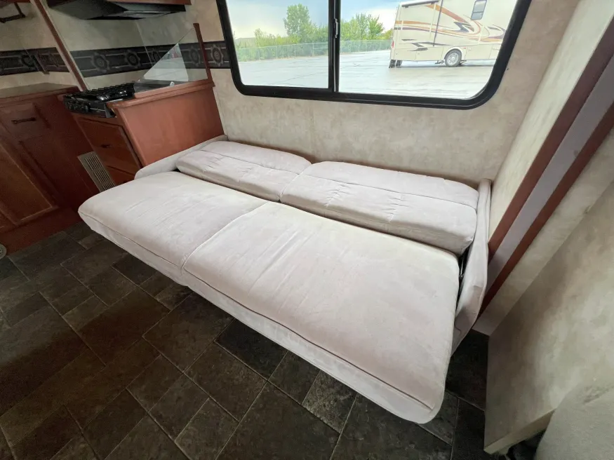 2014 Winnebago Access 31J | Photo 17 of 38