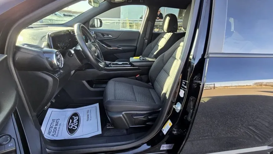 2025 Chevrolet Equinox | Photo 13 of 30