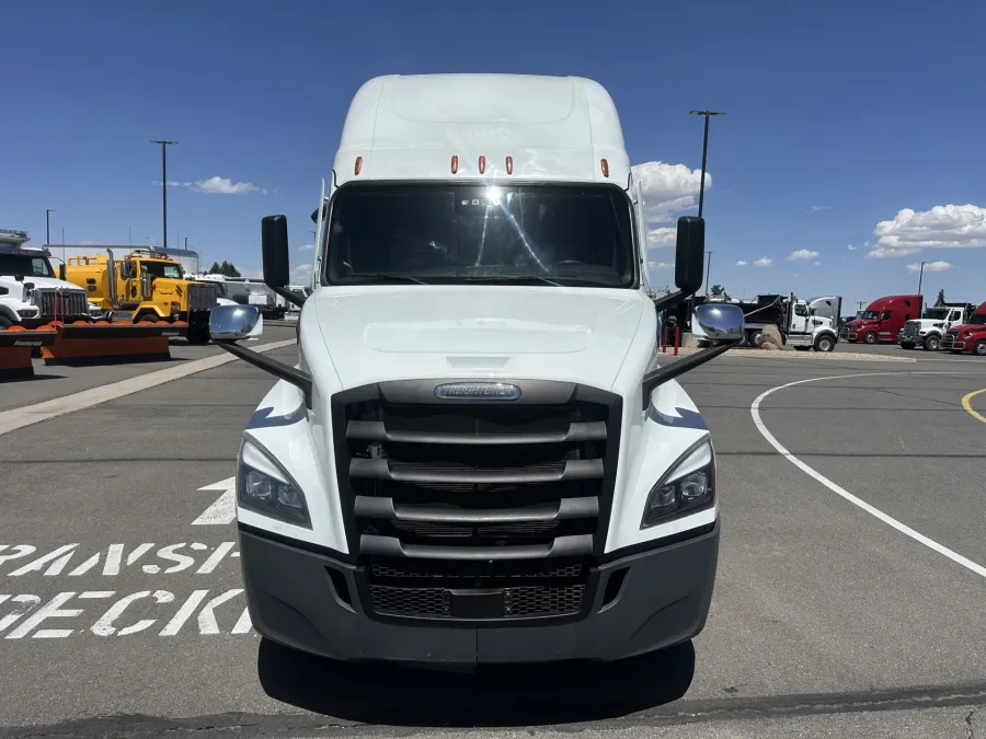 2022 Freightliner Cascadia 126 | Photo 2 of 24