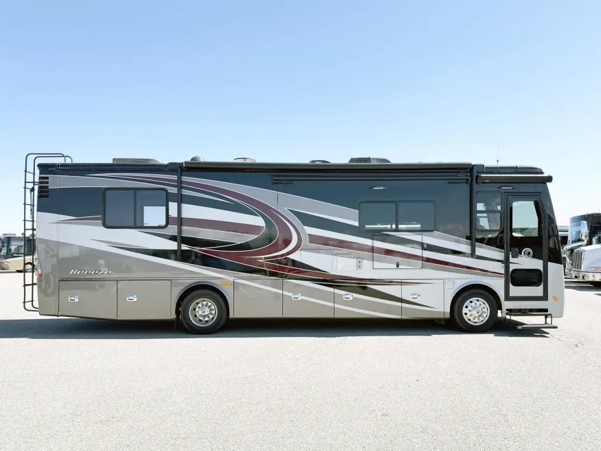 2017 Tiffin Allegro Breeze 32BR | Photo 2 of 27