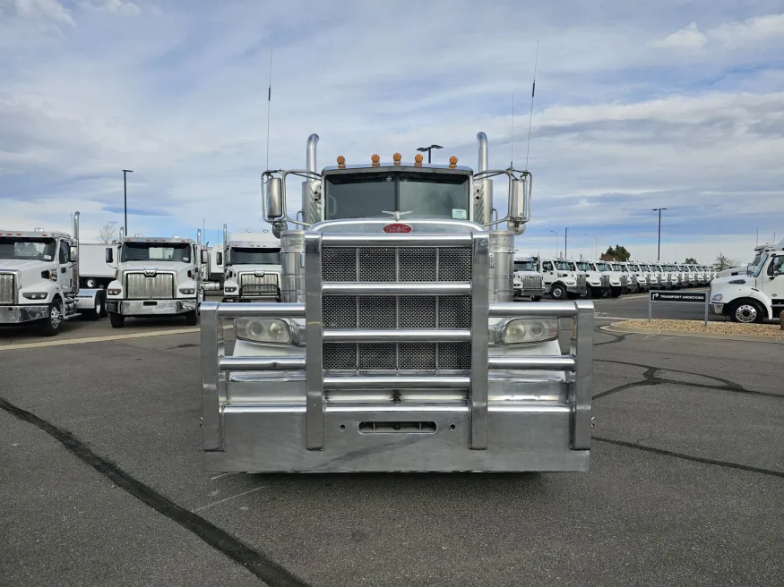 2018 Peterbilt 389 | Photo 2 of 20