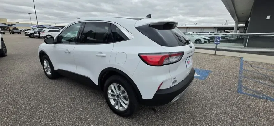2022 Ford Escape | Photo 5 of 28